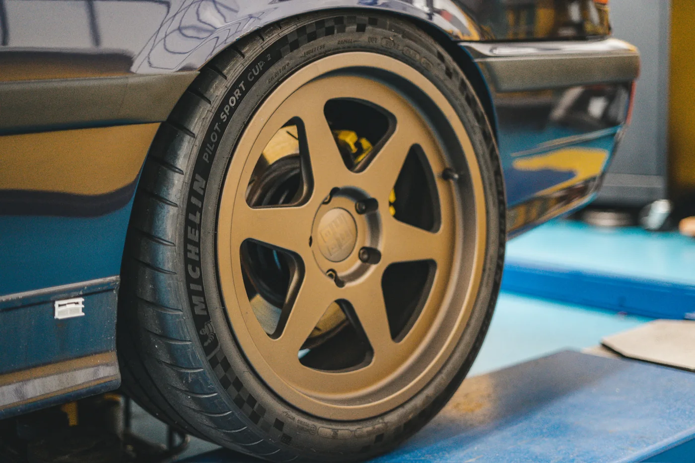 Gold five-spoke wheel detail on a Ferrari F40