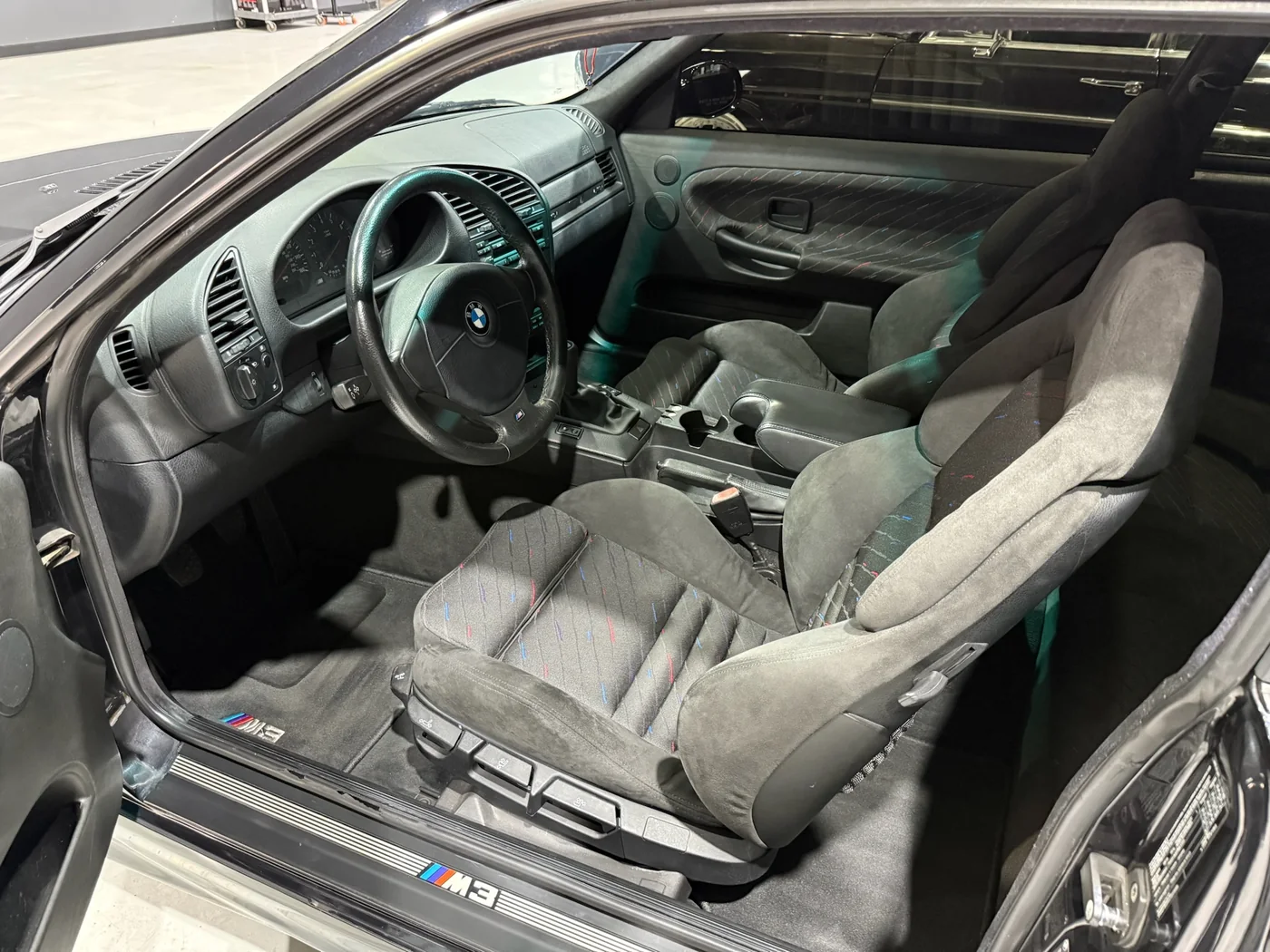 Dashboard and front seats of a classic Mercedes-Benz saloon